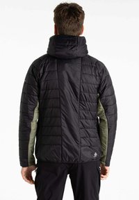 Schwarze Daunenjacke mit olivgrünem Futter, ausgestattet mit hohem Kragen und vertikalem Steppmuster, aus leichtem, wasserabweisendem Material.