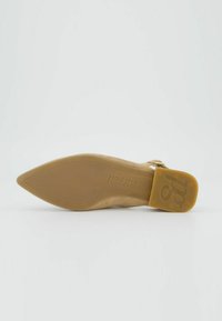 Béžová lodička s špičatou špičkou, hladkým nubukovým svrškem a štíhlým elegantním designem. Podešev je světle hnědá s embosovanými detaily značky.