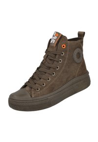 Zapatilla alta marrón con suela texturizada, punta redonda, cordones en la parte delantera y parche de marca en el tobillo y la lengua.