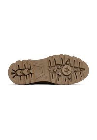 Suela de zapato de goma color marrón claro con un patrón texturizado, que presenta surcos, formas de chevrón y estrellas de cinco puntas para mejorar la tracción y el diseño.