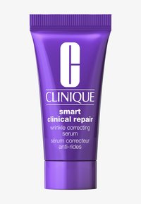 Tubo di plastica viola con coperchio a vite. Il testo bianco recita "Siero correttore di rughe Clinique smart clinical repair."