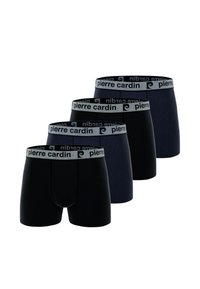 Quatre paires de boxers pour hommes en noir et bleu marine côtelés avec des ceintures élastiques grises portant la marque "pierre cardin" en texte noir.