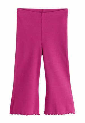 Pantaloni pentru copii din țesătură tricotată roz cu nervuri, cu picioare evazate și tivuri cu volane pe un fundal alb.