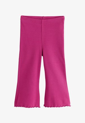 Pantalones infantiles de tejido de punto acanalado rosa con piernas acampanadas y dobladillos fruncidos sobre fondo blanco.