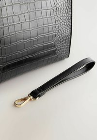 Next STRUCTURED - Clutch - black croc
