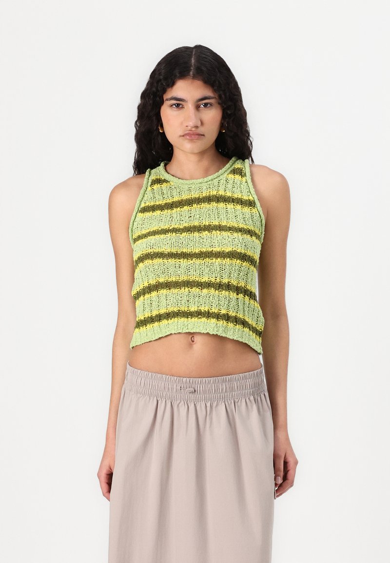 Débardeur en tricot de couleur vert clair avec des rayures vert foncé et jaunes, avec un col arrondi et une coupe sans manches. Texture lisse, forme ajustée.