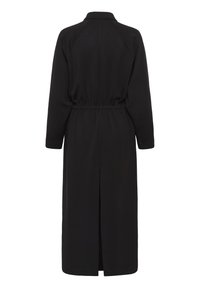 Abrigo largo negro con mangas largas, cintura elástica, abertura trasera y cuello alto, mostrado desde atrás sobre un fondo blanco.