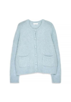 Himmelblauer, flauschiger Strickcardigan mit rundem Halsausschnitt, sechs Knopfverschluss und zwei Vordertaschen. Gerippte Bündchen und Saum.