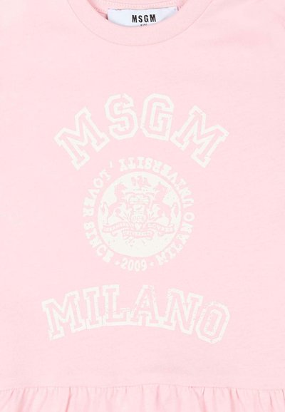 Roze stof met witte MSGM Milano-tekst en een cirkelvormig embleem met twee paarden en decoratieve details in het midden.
