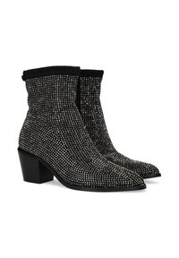 Černé kotníkové boty s špičatou špičkou, pokryté stříbrnými kamínky, s robustním podpatkem a měkkou látkou na vrchu pro pohodlné nošení.