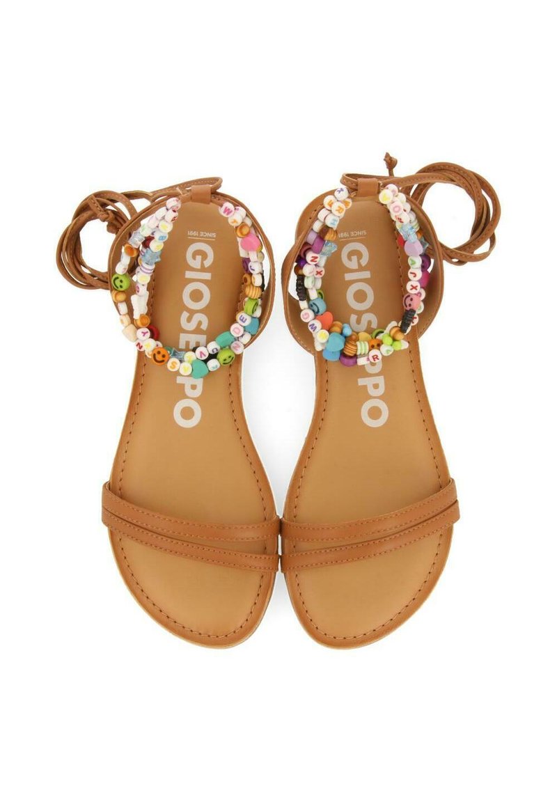 Sandalias planas de color marrón con una tira decorativa de cuentas multicolores, con una plantilla de piel suave y dos tiras finas a lo largo del empeine.