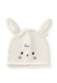 Cappello bianco lavorato a maglia con orecchie da coniglio, dotato di dettagli del volto ricamati, tra cui occhi neri, guance beige e un semplice naso grigio.