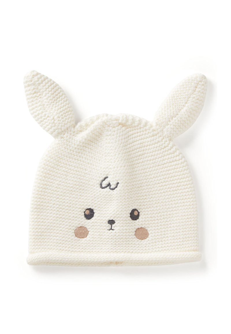 Cappello bianco lavorato a maglia con orecchie da coniglio, dotato di dettagli del volto ricamati, tra cui occhi neri, guance beige e un semplice naso grigio.