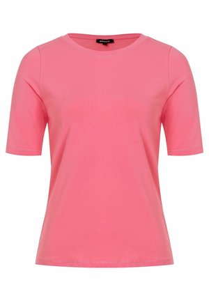 Jednokolorowy różowy T-shirt z krótkim rękawem, okrągłym dekoltem, średnim fasonem i widocznym przeszyciem wzdłuż krawędzi.