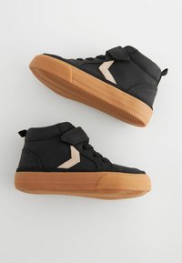 Czarne wysokie sneakersy na rzep, z teksturowaną brązową gumową podeszwą i jasnobeżowym akcentem po boku.