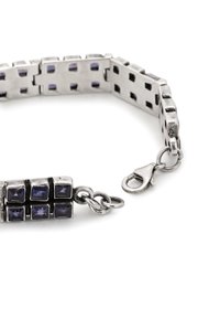 Silverarmband med fyrkantiga länkar och lila ädelstenar, med en kräftklämma (lobster clasp) och växelvis texturerade block.