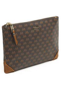 Pochette en tissu marron avec un motif de logo répétitif, fermeture éclair dorée et accents en cuir beige aux coins. Forme rectangulaire, texture lisse.