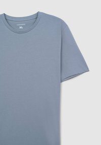 Jasnoniebieski t-shirt z krótkim rękawem, wykonany z miękkiego materiału, z okrągłym dekoltem i minimalistycznym wzornictwem, oznaczony etykietą "Terranova" w rozmiarze XL.