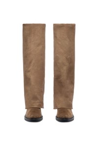 Brązowe kozaki za kolano z teksturowanej zamszowej skóry, z gładkim wykończeniem i okrągłym noskiem, na płaskiej czarnej podeszwie.