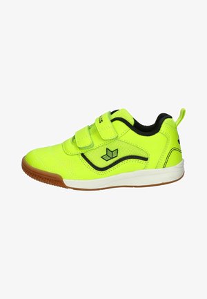 Helles gelbes Sportschuh mit schwarzem Besatz, zwei Klettverschlüssen, weißer Sohle und brauner, strukturierter Außensohle.