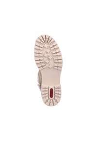 Semelle d'une botte, présentant une base en caoutchouc texturé de couleur crème avec des crampons profonds et une étiquette logo rouge. Conçue pour l'adhérence et la durabilité.