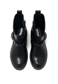 Botines negros de tobillo con piel suave, que cuentan con una cremallera lateral, una correa decorativa con acentos metálicos y suela texturizada.