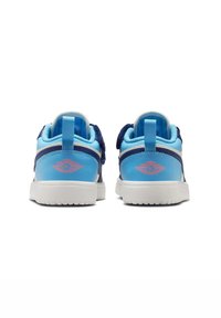 Niebieskie sneakersy z fakturowaną cholewką, z różowym logo na pięcie, białą podeszwą oraz regulowanym paskiem zapewniającym bezpieczne dopasowanie.