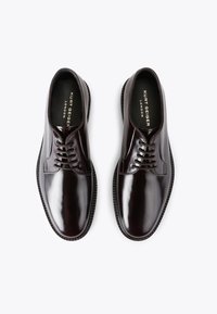 Scarpe lucide borgogna stringate con punta arrotondata, parte superiore in pelle liscia e suola in robusto gomma nera; presenta un logo dorato sulla soletta.