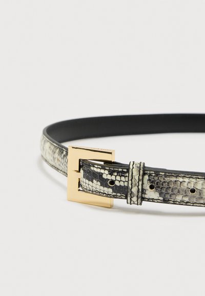 Ζώνη με σχέδιο δέρματος φιδιού σε μαύρο και γκρι χρώμα με γυαλιστερή χρυσή ορθογώνια πόρπη, τυλιγμένη και τοποθετημένη σε λευκή επιφάνεια.