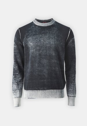 Mustat ja harmaan sävyinen graadienttisweateri, jossa on pyöreä pääntie, ribbireunat hihansuissa ja helmassa. Materiaali on pehmeä ja siinä on hienovaraisia värieroja.