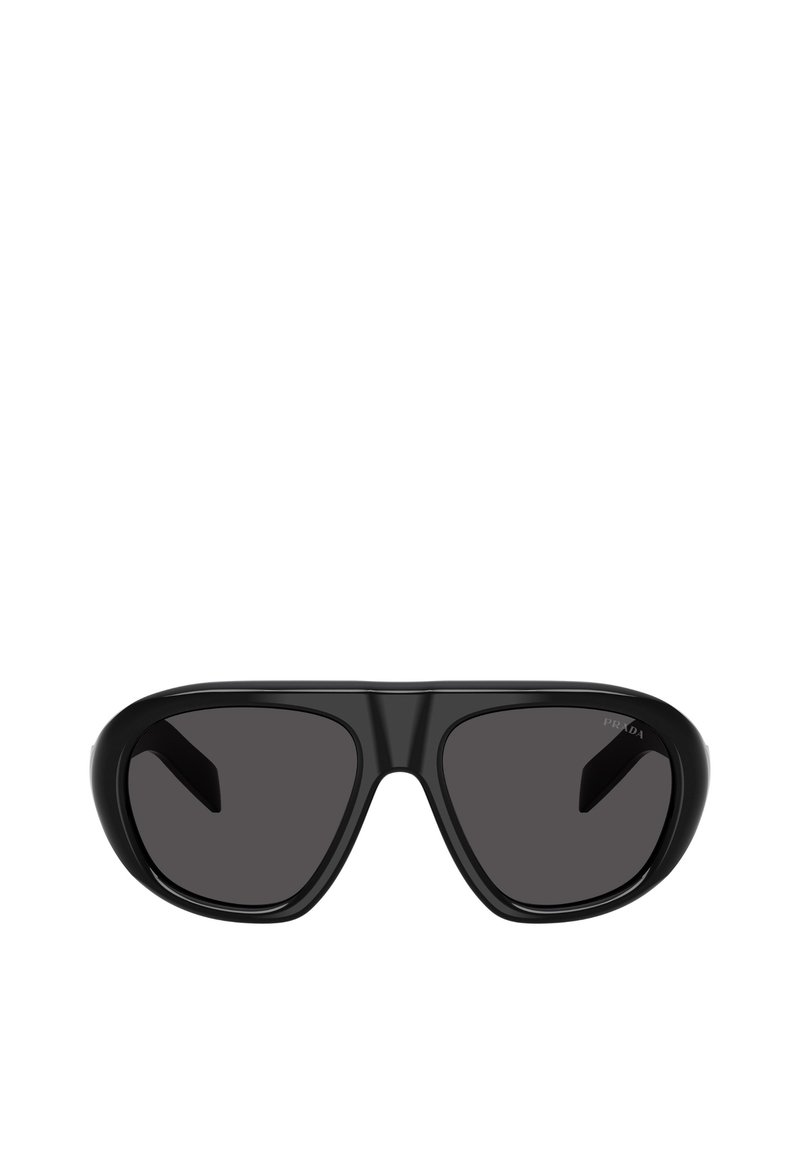 Occhiali da sole neri con un design audace avvolgente, lenti scure e montature spesse in plastica, con un piccolo logo sul lato.