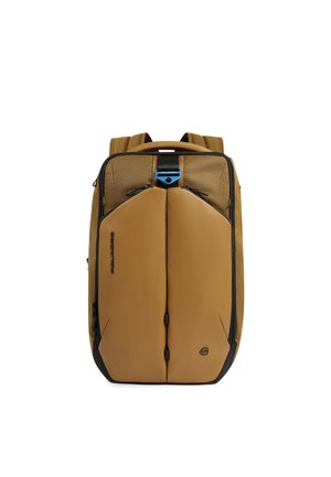 Mochila rectangular marrón y negra con paneles frontales acolchados, doble cremallera vertical, correas para los hombros y una hebilla azul cerca del asa superior.