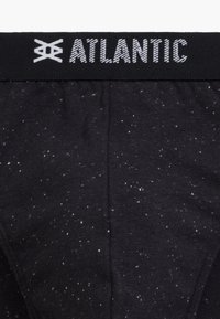 Czarne bokserki z kropeczkowym wzorem. Posiadają elastyczny pas z białym nadrukiem "ATLANTIC". Miękka tekstura materiału.