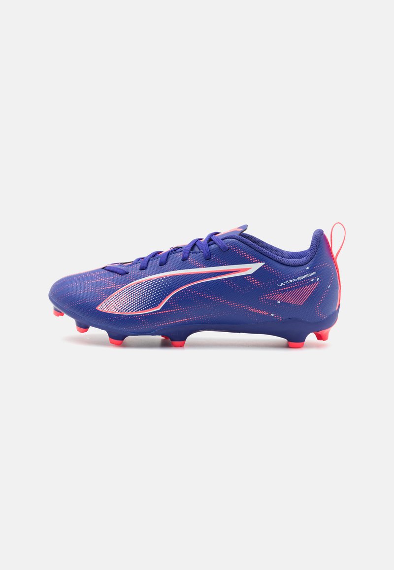 Violetinės futbolo taktinės bateliai su moderniu dizainu, tekstūruota viršutine dalimi ir rožinėmis detalėmis. Pasirinktos žemos profilio formos ir formuoti kivikai, užtikrinantys sukibimą.