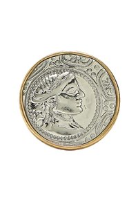 Projekt srebrnej monety z profilem postaci w wieńcu laurowym, otoczonej misternymi wzorami, osadzonej w złotej ramce.