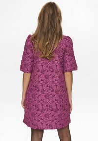 Rochie cu mânecă scurtă de culoare mov închis, texturată cu un model floral. Formă ușor în evazare, până la genunchi, cu decolteu rotund.