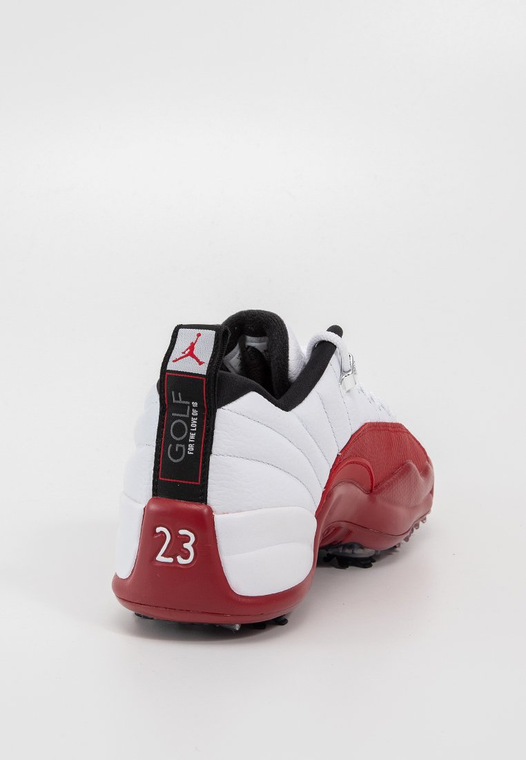 Białe i czerwone buty golfowe z teksturowanej syntetycznej cholewy, z czarnym akcentem na pięcie, metką z logo oraz numerem 23 z boku.