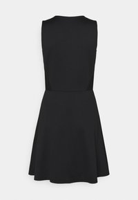 Robe noire sans manches avec un corsage ajusté et une jupe évasée, vue de dos sur fond blanc.