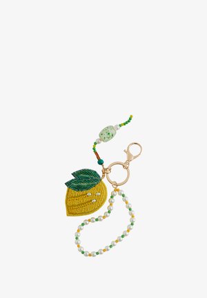 Portachiavi con ciondolo di limone giallo con perline e foglie verdi, anello di perline verde e bianco e moschettone dorato con perline verdi e bianche aggiuntive.