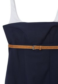 Navyblaues Kleid mit weißen Trägern, das eine figurbetonte Schnittführung und einen braunen Ledergürtel aufweist. Strukturierter Stoff mit klaren Linien und einer taillierten Passform.