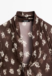 Massimo Dutti FLOWING GARMENT WITH SCARF COLLAR - Blůza - mottled dark brown