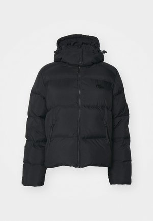 Giubbotto imbottito nero con cappuccio staccabile, chiusura con zip frontale e due tasche laterali. Presenta sezioni trapuntate e un piccolo logo sul petto.
