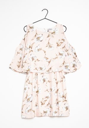 Hellrosa Cold-Shoulder-Kleid mit weißem und braunem Blumenmuster, mit Rüschenärmeln, an einem schwarzen Kleiderbügel vor weißem Hintergrund hängend.