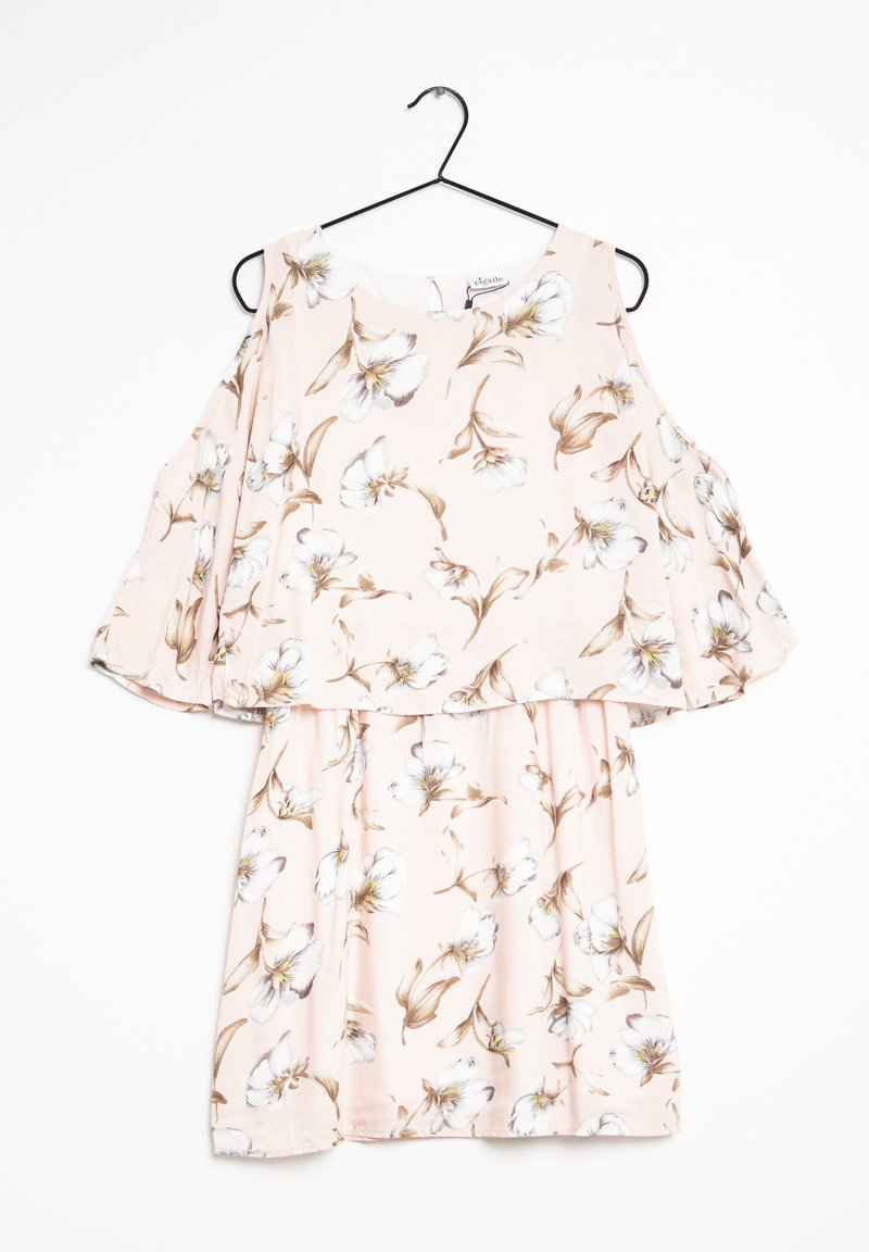 Robe rose clair épaules dénudées avec imprimé floral blanc et marron, manches volantées, suspendue sur un cintre noir sur fond blanc.