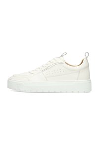 Zapatilla de cuero blanca con suela de goma texturizada, punta redondeada y diseño de cordones. Presenta un patrón perforado sutil y una lengüeta en el talón.