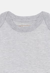 Camicia a maniche corte a righe grigie con scollo rotondo e texture di tessuto morbido. Strisce alternate di grigio chiaro e scuro in tutto il capo.