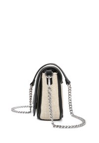 Borsa in pelle nera e paglia intrecciata con tracolla in catena argentata, caratterizzata da una forma arrotondata e materiali a contrasto. Chiusura a zip sulla parte superiore.