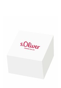 Caja rectangular blanca con una superficie lisa, que presenta un logo rojo que dice "s.Oliver" y la frase "FASHION FOR LIFE" en el frente.