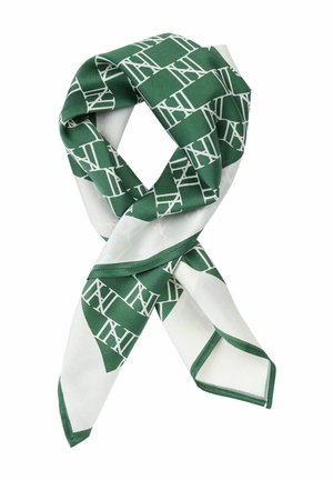 Grønt og hvidt silkeskjerf med gentaget hvidt geometrisk mønster og kantede kanter, løst knyttet.