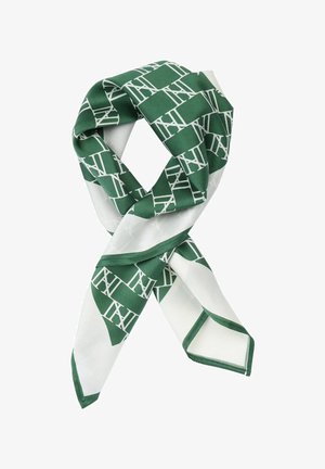 Grønt og hvidt silkeskjerf med gentaget hvidt geometrisk mønster og kantede kanter, løst knyttet.